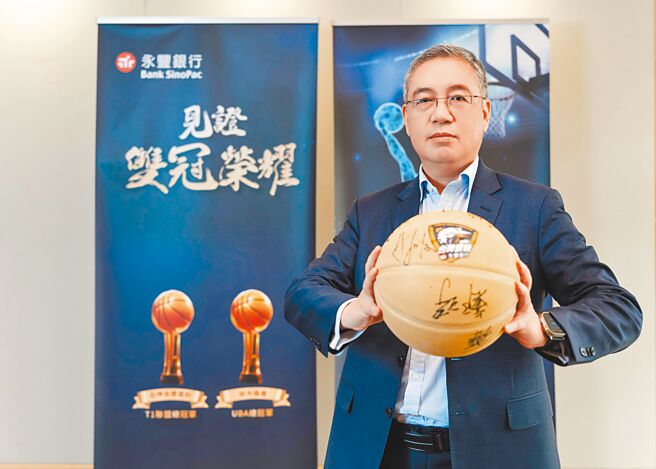 永豐銀行總座莊銘福用行動見證雙冠榮耀。圖／永豐銀行提供