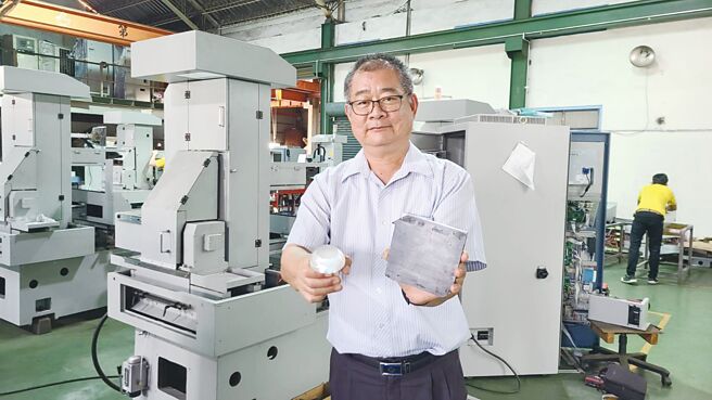 聯盛機電工業公司總經理梁鴻敏，左手拿單晶晶體（長晶），右手拿矽晶（晶圓），都是透過「LT-54非金屬線切割機」切割成型。圖／王妙琴