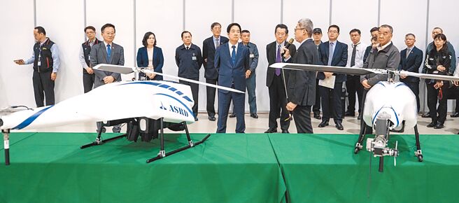 赖清德总统希望台湾无人机产值在2030年达到400亿元。图为时任副总统的赖清德（中）今年3月参观国家中山科学研究院。（总统府提供）
