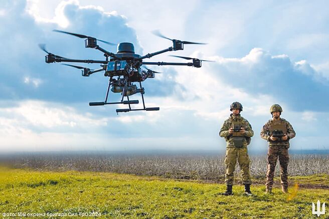 2022年开始的俄乌衝突中，处处可见无人机的作战身影。图为乌克兰战士操作自制的无人机进行侦察及远距攻击。（摘自乌克兰总统泽伦斯基社群媒体X）