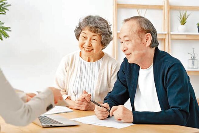 节税有撇步！财政部南区国税局表示，赠与人在一年内，赠与给他人的财产总额未超过免税额时，可免办赠与税申报。图为示意图。（南山人寿提供／吴静君台北传真）