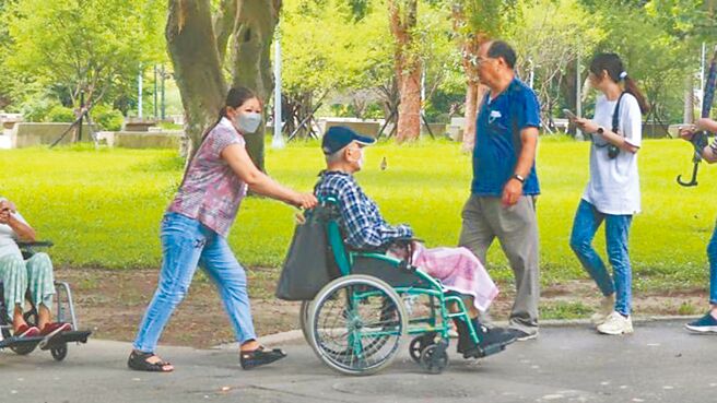 2024台北白晝之夜11月2日至3日凌晨在大安森林公園登場，但大安森林公園周邊多住宅，住戶擔憂會受大批參與活動民眾發出的噪音影響睡眠。（本報資料照片）