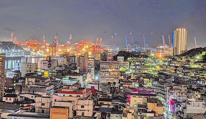 基隆市近年来房价飙升，部分建案的公告地价仅有市价16％，审计部基隆审计室在决算审核报告中建议市府调整区域公告地价缩减差异。（张志康摄）