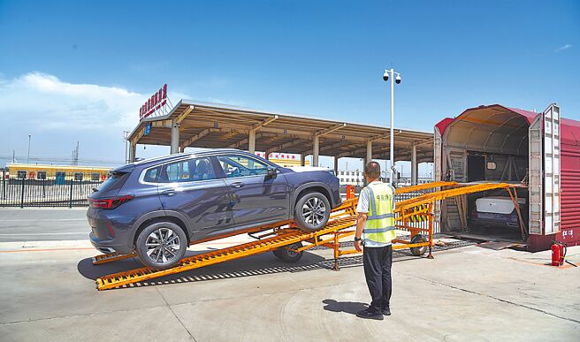 大陆海关统计，今年8月俄罗斯从大陆进口汽车总金额打破新高纪录。图为呼和浩特首趟中欧班列商品汽车运输专列，铁路工作人员盯控装车作业。（新华社）