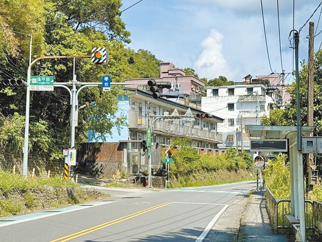 新北市瑞芳区义方国小路口处路灯号志箱自2024年8月底报修后修缮月余没完成，当地里长不满抱怨修缮效率，交通局则回应，由于该路口还有另外一个号志灯，不算是紧急案件，但承诺会在2024年9月底前完成修缮。（新北市瑞芳区龙山里长陈志强提供／柯毓庭新北传真）