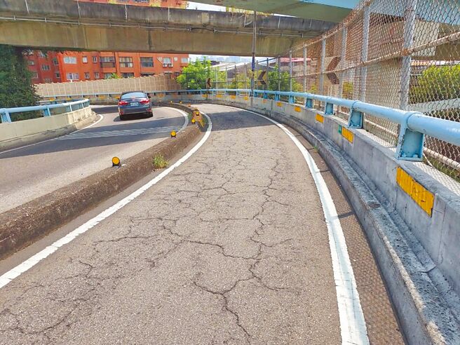 华江桥板桥往台北市方向机车道路面已达使用年限且老旧破损，养工处将在24日至30日每天晚间11时至隔天清晨6时，办理华江桥机车道道路铣铺与LED灯具更换工程。（养工处提供／高钧麟新北传真）