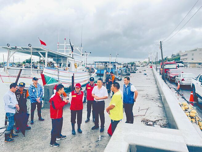 雲林縣長張麗善（左五）22日於漲潮時視察口湖鄉萡子寮防潮牆（圖右水泥構造物）的防潮效果。（周麗蘭攝）