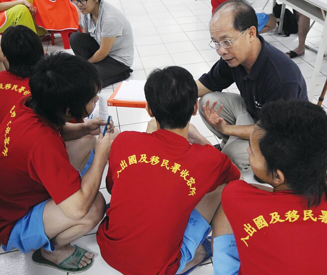 對身處收容中心的越勞而言，阮文雄不只是一名神父，而是為他們爭取權益的天使。（本報資料照片）