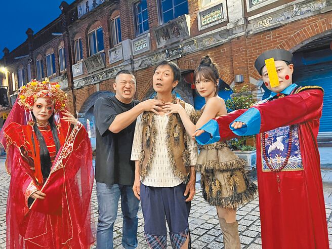 經典殭屍電影《暫時停止呼吸》重映，草爺（左二起）、錢小豪、林岱縈與扮成殭屍的粉絲合影。（紅心字會提供）