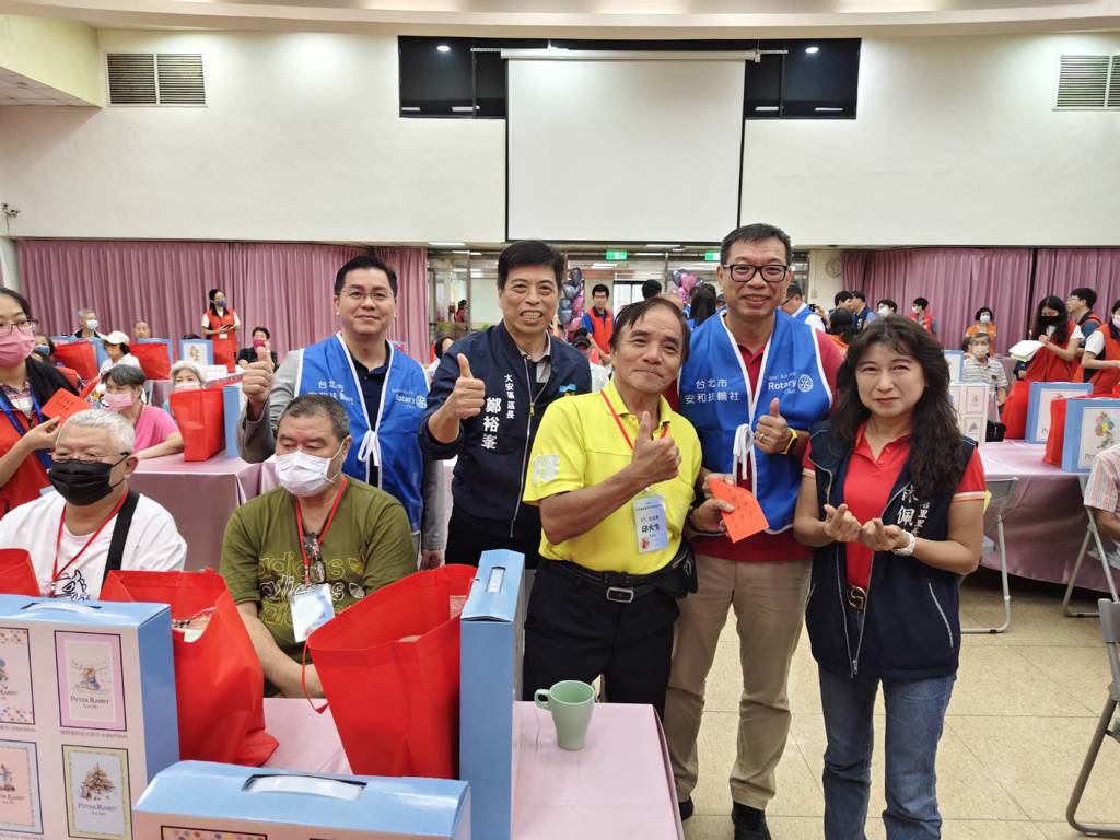 鄭裕峯區長、王羣文社長、洪振常前社長及里長聯誼會林佩燕副會長代表致贈長輩關懷禮金。(大安區公所提供)