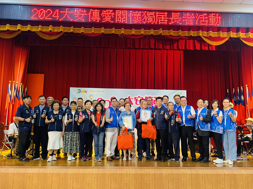 安和扶輪社與大安區里長合影。(大安區公所提供)