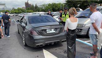 獨》19歲嫩妹開賓士趴趴走 殯儀館遇大批警力！掛假車牌慘了
