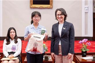 接见「资安女婕思」  萧美琴期许用科技与创意寻求解方