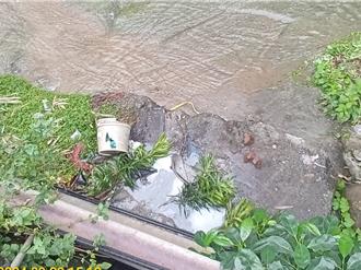 新北五股坑溪冒出泡沫水 環保局全河段監視逮源頭工廠