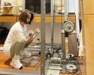 踩高7公分搖晃報新聞　主播林靖芬操肌「2周見效」