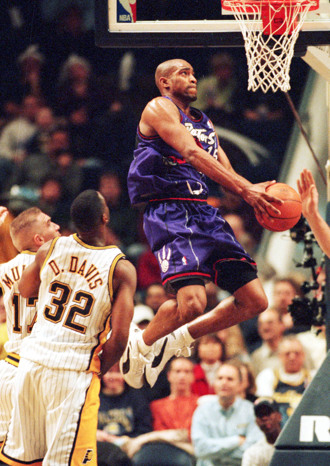 NBA》暴龍退休加拿大飛人球衣 30年隊史頭一遭