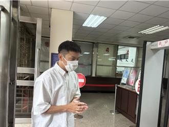 藝人宥勝涉強制猥褻女助理二審開庭     沉默快速進入法庭