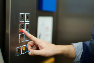 百货公司电梯贴1告示 妹子傻眼 内行曝原因：怕被客诉