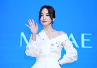 直击／宋慧乔时隔7年来台！42岁神冻龄美貌现身「辣秀香肩、美腿」