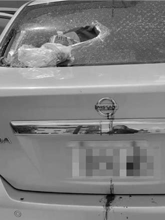 失控連撞路邊3車！怪力男打爆車玻璃洩憤濺血