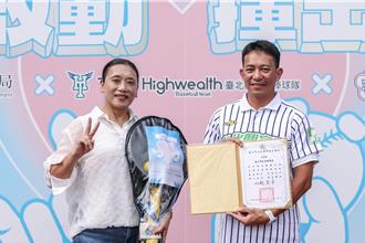 台北興富發棒球隊化身老師 傳授啟聰學生揮棒、投球力