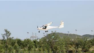 陸自主研發雙座電動飛機首飛成功 續航時間可達150分