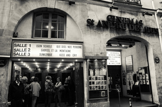 83年前照片驚見時空旅人？男童抱iPad排隊 網全看呆