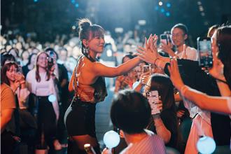 丁噹深V露背辣翻全場　香港合體洗腦天后吳若希