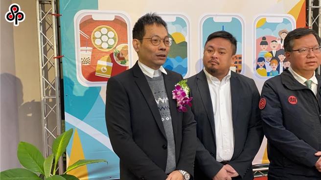 劳动部23日晚间证实，劳动部政务次长王安邦（左一）已在21日卸任。（本报资料照片）