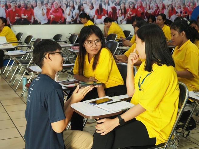  志工團向移工進行醫用中文及常用臺語教學，藉以提升他們日常生活和陪伴就醫的溝通能力。（國防醫學院提供）