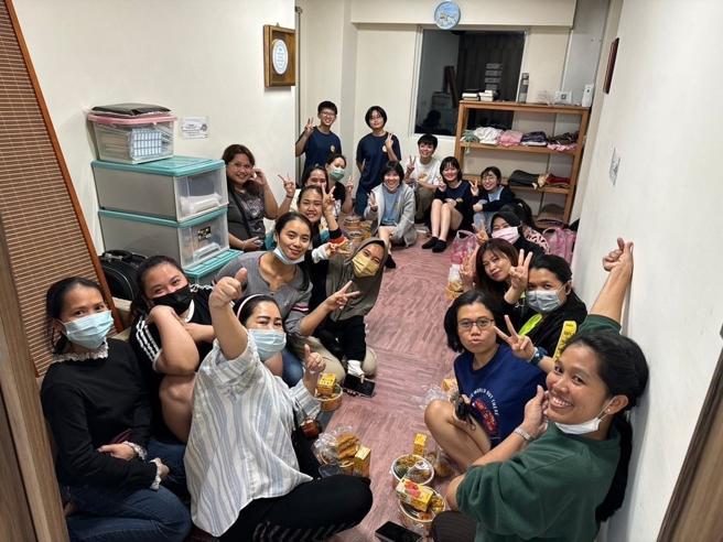  志工團在三總祈禱室舉辦開齋節活動，陪伴在三總的看護移工們度過印尼重要的節日。
（國防醫學院提供）