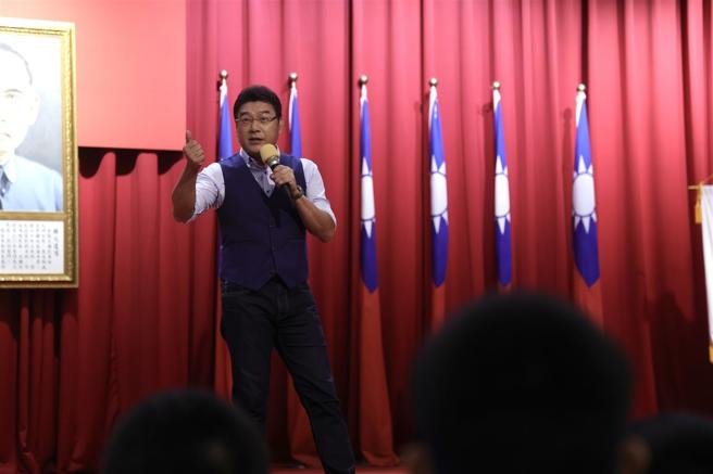 国防医学院举办「醴泉讲堂」系列讲座活动，邀请谢震武律师进行「机会／命运请选择」专题讲演。（记者范瑜摄）