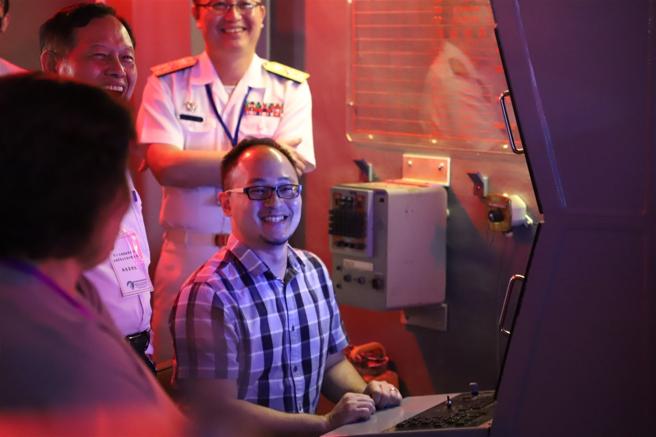 海军战系工厂利用舰艇除役装备，復刻小型战情室，于家属恳亲会、里民参访时机，开放体验舰艇战情室运作时的紧张氛围。
（海军战系工厂提供）