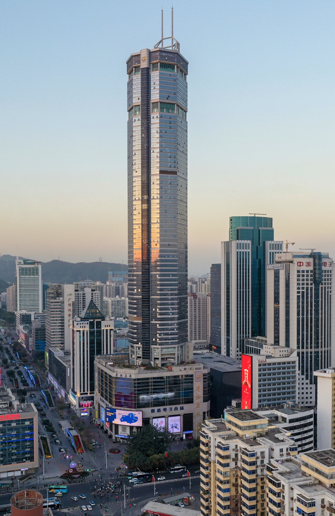 深圳華強北高75層，供商業使用的有72層，在這種繁忙的摩天大廈裡送外賣簡直是一場惡夢。（圖／Wikipedia)