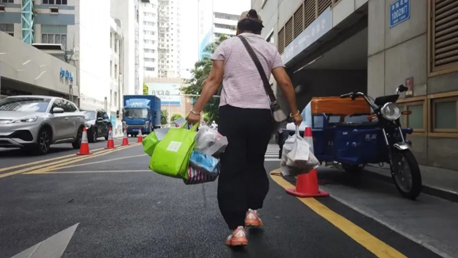 每跑一趟多送幾份可以節省上下樓的時間與體力，還能多賺幾塊辛苦錢。（圖／騰訊網）