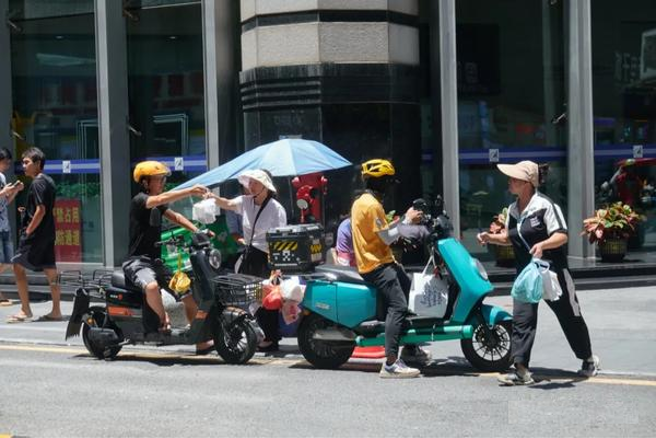 跑樓大媽們就在複雜的樓梯通道與電梯間裡，開闢出一個野生的跑樓江湖。（圖／騰訊網）