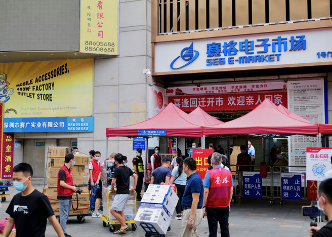 賽格大廈底下的電子商場是深圳最繁華也是最有人氣的立體電子商業街。（圖／中新社）