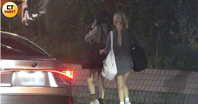 刚下工的Albee（前）、巫苡萱坐上一台等候在电视台外面的宾士车。（图／本刊摄影组）