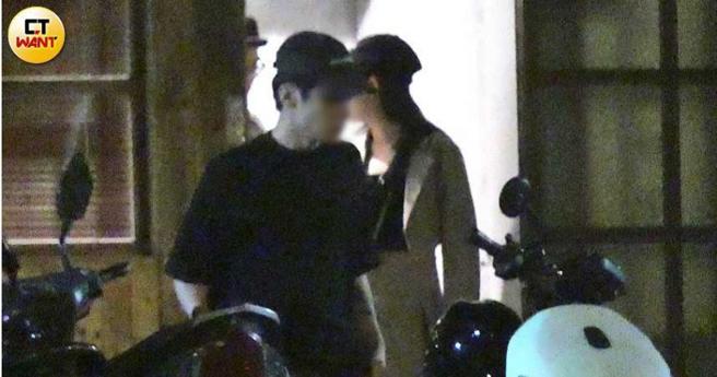 没多久，Albee与驾驶座的黑帽男一起抵达烧肉餐酒馆。（图／本刊摄影组）