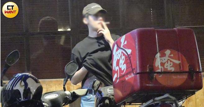 宾士男在饭局期间，多次独自出来解菸瘾。（图／本刊摄影组）