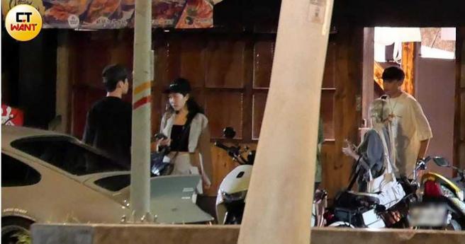 终于吃饱喝足，宾士男率先走出餐厅，紧接着Albee也走出来。（图／本刊摄影组）