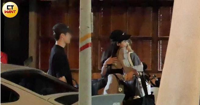 当Albee与巫苡萱相拥上演离情依依时，宾士男则默默等在旁边，没有丝毫的不耐烦。（图／本刊摄影组）