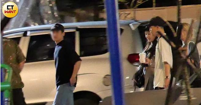 和眾人道别后，宾士男走在前面，Albee和李唯枫在后方讲话。（图／本刊摄影组）