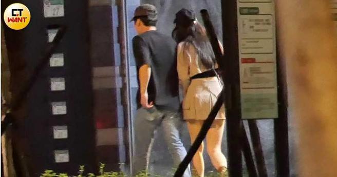 两人一同去停车场取车返回桃园某社区。（图／本刊摄影组）