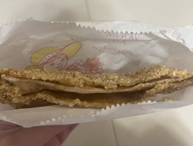 男子近日在桃园南崁花80元买鸡排，打开纸袋发现鸡排薄如纸。（图／翻摄自爆料公社二社）