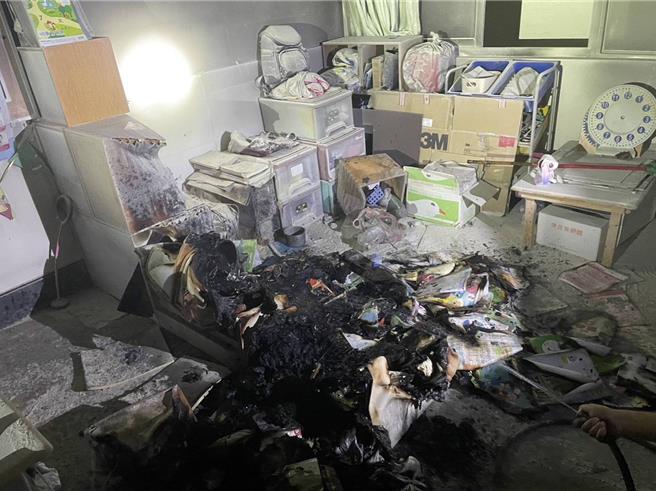 2024年9月24日澎湖县／台湾最西的澎湖花屿国小，23日晚1年级教室疑悬吊式电扇电线短路起火，造成学生书本付之一炬，24日全校停课整理善后。（警消提供／许逸民澎湖传真）