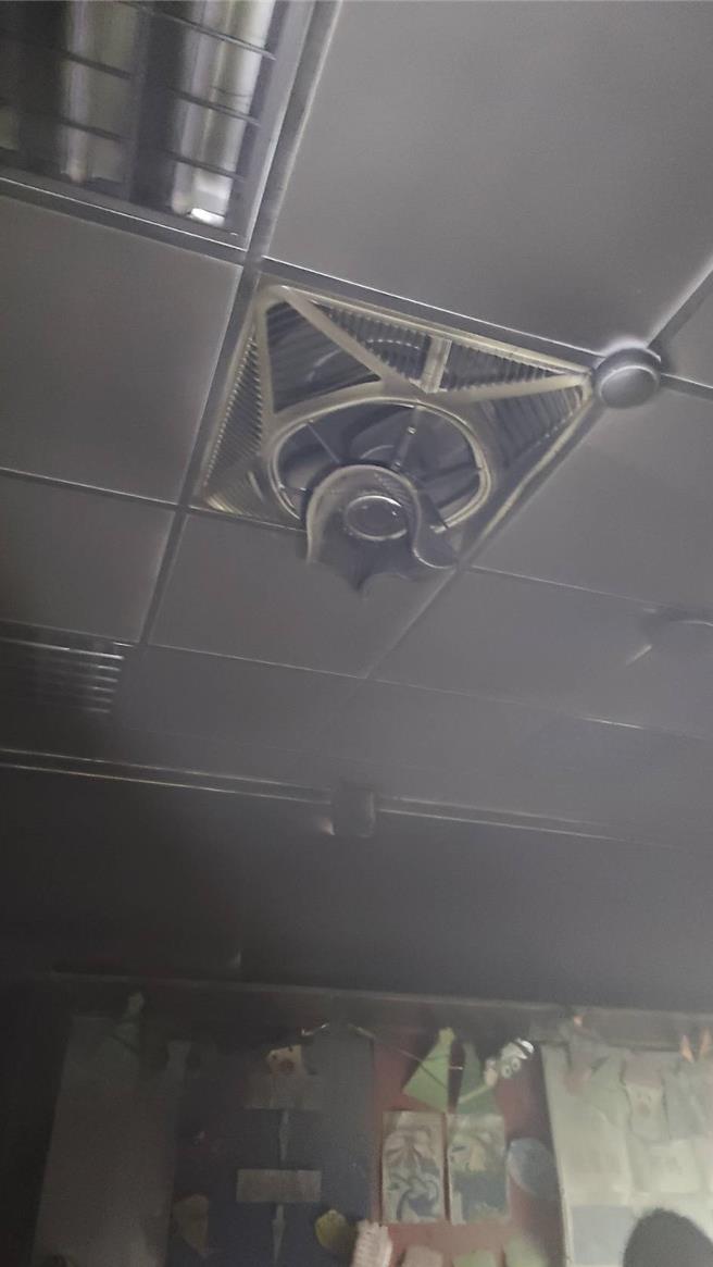 2024年9月24日澎湖县／台湾最西的澎湖花屿国小，23日晚1年级教室火警，造成4平方公尺面积毁损，起火原因疑是悬吊式电扇电线短路起火。（民眾提供／许逸民澎湖传真）