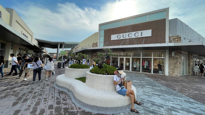 桃园中坜华泰Outlet的Gucci即将撤柜，吸引民眾排队抢买。（图／翻摄自Google Map）