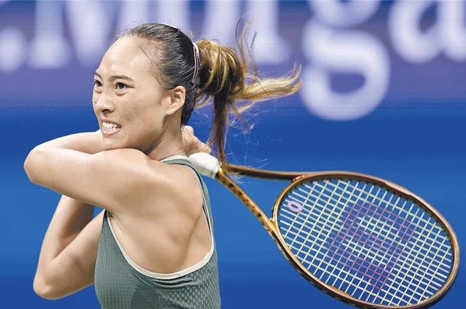 中国大陆女将郑钦文在今夏巴黎奥运夺得网球女单冠军。（美联社）
