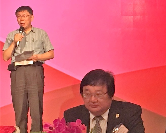 吴子嘉揭露，邱泰源第一次选不分区立委的推荐人是柯文哲，柯更为此来找他询问意见。图为柯（左）、邱（右）出席医师公会座谈会。（中时资料照，吴堂靖摄）